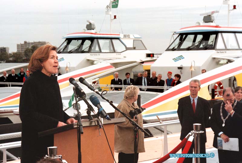 99110107.jpg - WFA :Dordrecht:01-11-1999:de officieel in gebruik namen van het eerste passiers verbinding over het water tussen diverse gemeentendoor middel van de fast ferry en de waterbussen.de ingebruik namen werdt verricht door de minister van verkeer en waterstaat mevr netelbos op de merwekade te Dordrecht de 4 boten werden gedoop door mevr noordland visser,h.m.a opstelten-dutilh,w.houtman-vavier en a.e.y.anker-de graaf.Deze digitale foto blijft eigendom van FOTOPERSBURO BUSINK. Wij hanteren de voorwaarden van het N.V.F. en N.V.J. Gebruik van deze foto impliceert dat u bekend bent  en akkoord gaat met deze voorwaarden bij publicatie.EB/ETIENNE BUSINK