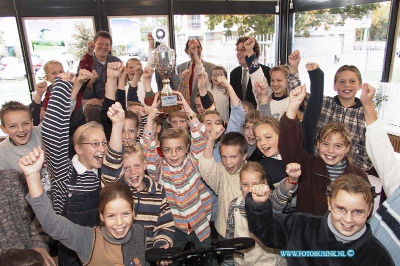 99110109.jpg - DE STEM VAN DORDT :dORDRECHT:01-11-1999: Polyanderschool, Atmosfeerstraat 34-36, DordtUitreiking beker door Cok Sas voor fietskeuringsproject van COO (school met de meeste goedgekeurde fietsen).Deze digitale foto blijft eigendom van FOTOPERSBURO BUSINK. Wij hanteren de voorwaarden van het N.V.F. en N.V.J. Gebruik van deze foto impliceert dat u bekend bent  en akkoord gaat met deze voorwaarden bij publicatie.EB/ETIENNE BUSINK