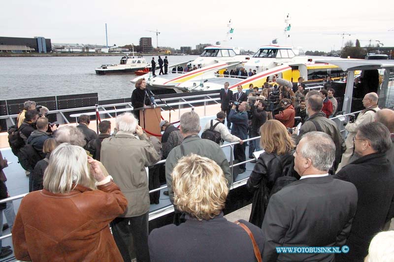 99110110.jpg - NETWERK/STADSVERVOER :Dordrecht:01-11-1999:de officieel in gebruik namen van het eerste passiers verbinding over het water tussen diverse gemeentendoor middel van de fast ferry en de waterbussen.de ingebruik namen werdt verricht door de minister van verkeer en waterstaat mevr netelbos op de merwekade te Dordrecht de 4 boten werden gedoop door mevr noordland visser,h.m.a opstelten-dutilh,w.houtman-vavier en a.e.y.anker-de graaf.Deze digitale foto blijft eigendom van FOTOPERSBURO BUSINK. Wij hanteren de voorwaarden van het N.V.F. en N.V.J. Gebruik van deze foto impliceert dat u bekend bent  en akkoord gaat met deze voorwaarden bij publicatie.EB/ETIENNE BUSINK