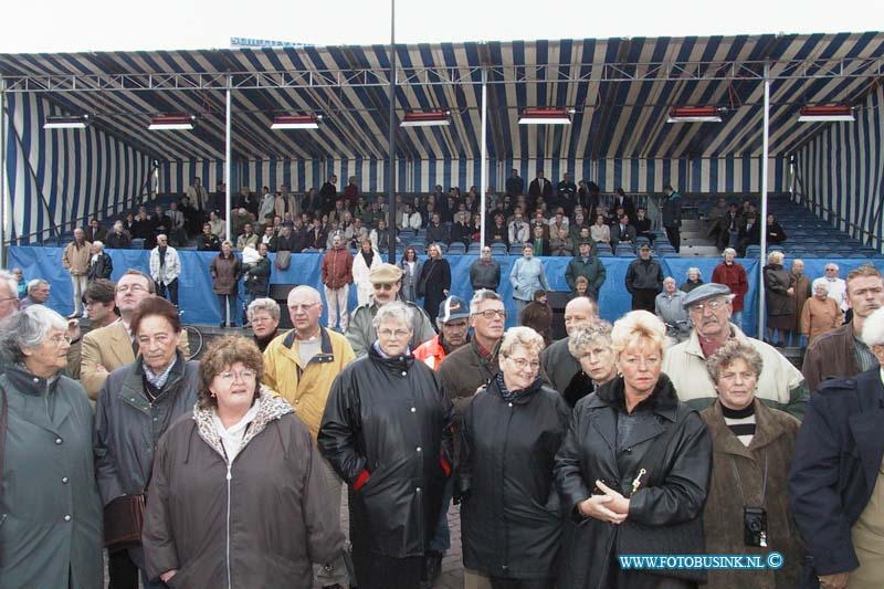 99110111.jpg - NETWERK/STADSVERVOER :Dordrecht:01-11-1999:de officieel in gebruik namen van het eerste passiers verbinding over het water tussen diverse gemeentendoor middel van de fast ferry en de waterbussen.de ingebruik namen werdt verricht door de minister van verkeer en waterstaat mevr netelbos op de merwekade te Dordrecht de 4 boten werden gedoop door mevr noordland visser,h.m.a opstelten-dutilh,w.houtman-vavier en a.e.y.anker-de graaf.Deze digitale foto blijft eigendom van FOTOPERSBURO BUSINK. Wij hanteren de voorwaarden van het N.V.F. en N.V.J. Gebruik van deze foto impliceert dat u bekend bent  en akkoord gaat met deze voorwaarden bij publicatie.EB/ETIENNE BUSINK