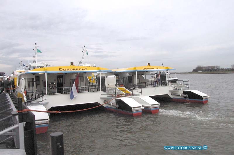 99110112.jpg - NETWERK/STADSVERVOER :Dordrecht:01-11-1999:de officieel in gebruik namen van het eerste passiers verbinding over het water tussen diverse gemeentendoor middel van de fast ferry en de waterbussen.de ingebruik namen werdt verricht door de minister van verkeer en waterstaat mevr netelbos op de merwekade te Dordrecht de 4 boten werden gedoop door mevr noordland visser,h.m.a opstelten-dutilh,w.houtman-vavier en a.e.y.anker-de graaf.Deze digitale foto blijft eigendom van FOTOPERSBURO BUSINK. Wij hanteren de voorwaarden van het N.V.F. en N.V.J. Gebruik van deze foto impliceert dat u bekend bent  en akkoord gaat met deze voorwaarden bij publicatie.EB/ETIENNE BUSINK