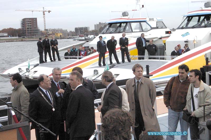 99110113.jpg - NETWERK/STADSVERVOER :Dordrecht:01-11-1999:de officieel in gebruik namen van het eerste passiers verbinding over het water tussen diverse gemeentendoor middel van de fast ferry en de waterbussen.de ingebruik namen werdt verricht door de minister van verkeer en waterstaat mevr netelbos op de merwekade te Dordrecht de 4 boten werden gedoop door mevr noordland visser,h.m.a opstelten-dutilh,w.houtman-vavier en a.e.y.anker-de graaf.Deze digitale foto blijft eigendom van FOTOPERSBURO BUSINK. Wij hanteren de voorwaarden van het N.V.F. en N.V.J. Gebruik van deze foto impliceert dat u bekend bent  en akkoord gaat met deze voorwaarden bij publicatie.EB/ETIENNE BUSINK