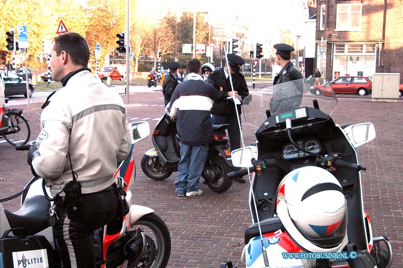 99110401.jpg - DE STEM VAN DORDT :Dordrecht:04-11-1999:grote bromfiets controle in dordtse binnenstad spuiboulevard door de politie zhz op snelheid en veiligheid.Deze digitale foto blijft eigendom van FOTOPERSBURO BUSINK. Wij hanteren de voorwaarden van het N.V.F. en N.V.J. Gebruik van deze foto impliceert dat u bekend bent  en akkoord gaat met deze voorwaarden bij publicatie.EB/ETIENNE BUSINK