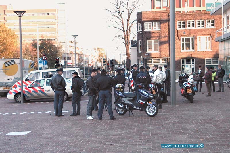 99110402.jpg - DE STEM VAN DORDT :Dordrecht:04-11-1999:grote bromfiets controle in dordtse binnenstad spuiboulevard door de politie zhz op snelheid en veiligheid.Deze digitale foto blijft eigendom van FOTOPERSBURO BUSINK. Wij hanteren de voorwaarden van het N.V.F. en N.V.J. Gebruik van deze foto impliceert dat u bekend bent  en akkoord gaat met deze voorwaarden bij publicatie.EB/ETIENNE BUSINK