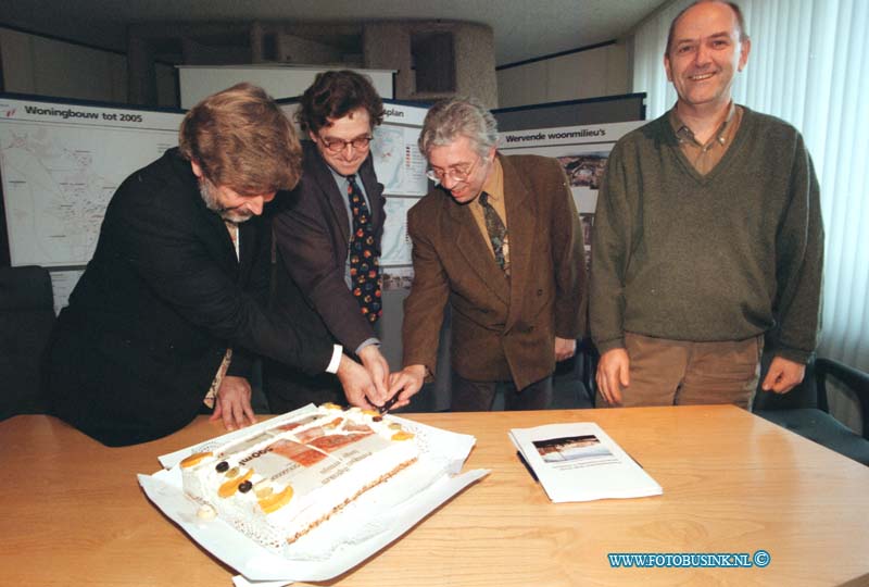 99110403.jpg - DE WEEK VAN BUS :Dordrecht:04-11-1999:ondertekening van prestatie afspraken rond wonenDeze digitale foto blijft eigendom van FOTOPERSBURO BUSINK. Wij hanteren de voorwaarden van het N.V.F. en N.V.J. Gebruik van deze foto impliceert dat u bekend bent  en akkoord gaat met deze voorwaarden bij publicatie.EB/ETIENNE BUSINK