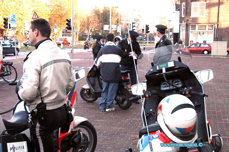 99110471.jpg - DE STEM VAN DORDT :Dordrecht:04-11-1999:grote bromfiets controle in dordtse binnenstad spuiboulevard door de politie zhz op snelheid en veiligheid.Deze digitale foto blijft eigendom van FOTOPERSBURO BUSINK. Wij hanteren de voorwaarden van het N.V.F. en N.V.J. Gebruik van deze foto impliceert dat u bekend bent  en akkoord gaat met deze voorwaarden bij publicatie.EB/ETIENNE BUSINK