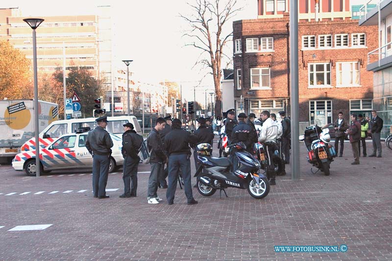 99110472.jpg - DE STEM VAN DORDT :Dordrecht:04-11-1999:grote bromfiets controle in dordtse binnenstad spuiboulevard door de politie zhz op snelheid en veiligheid.Deze digitale foto blijft eigendom van FOTOPERSBURO BUSINK. Wij hanteren de voorwaarden van het N.V.F. en N.V.J. Gebruik van deze foto impliceert dat u bekend bent  en akkoord gaat met deze voorwaarden bij publicatie.EB/ETIENNE BUSINK