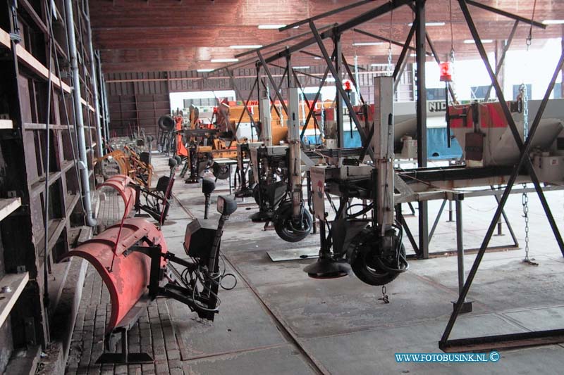 99110508.jpg - NETWERK/STADSVERVOER :Dordrecht:05-11-1999:op het afval brengstation is nu een  eigen loods voor strooi apparaten baanhoekweg dordt.Deze digitale foto blijft eigendom van FOTOPERSBURO BUSINK. Wij hanteren de voorwaarden van het N.V.F. en N.V.J. Gebruik van deze foto impliceert dat u bekend bent  en akkoord gaat met deze voorwaarden bij publicatie.EB/ETIENNE BUSINK