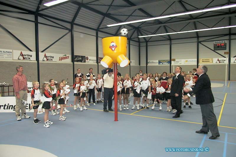 99110604.jpg - DE STEM VAN DORDT :Dordrecht:06-1-1999:officele opening nieuwe sporthal aan de gravensingel dubbeldam bij korfbal vereneging delta sportingDeze digitale foto blijft eigendom van FOTOPERSBURO BUSINK. Wij hanteren de voorwaarden van het N.V.F. en N.V.J. Gebruik van deze foto impliceert dat u bekend bent  en akkoord gaat met deze voorwaarden bij publicatie.EB/ETIENNE BUSINK