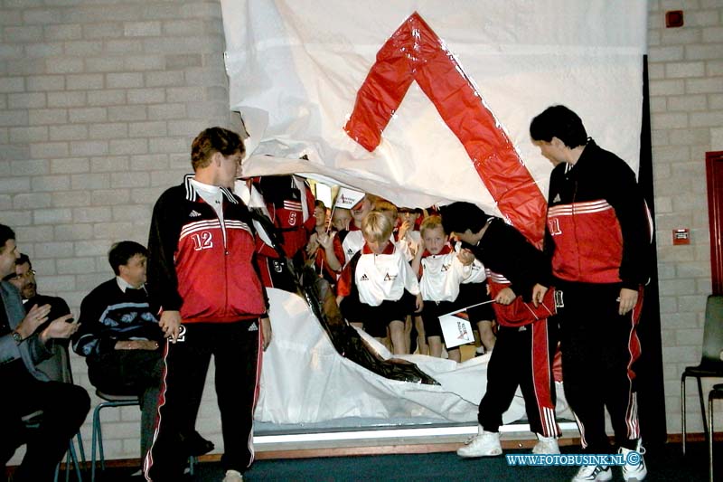 99110675.jpg - DE STEM VAN DORDT :Dordrecht:06-1-1999:officele opening nieuwe sporthal aan de gravensingel dubbeldam bij korfbal vereneging delta sportingDeze digitale foto blijft eigendom van FOTOPERSBURO BUSINK. Wij hanteren de voorwaarden van het N.V.F. en N.V.J. Gebruik van deze foto impliceert dat u bekend bent  en akkoord gaat met deze voorwaarden bij publicatie.EB/ETIENNE BUSINK