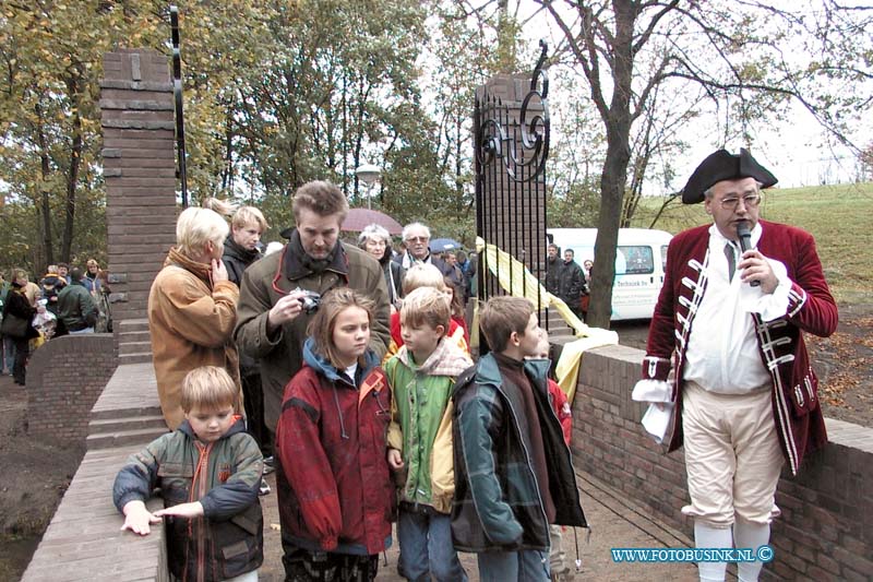 99110703.jpg - DE DORDTENAAR :Zwijndrecht:06-11-1999:eilandje meerdervoord aan de lindtsedijk feestelijke onthudeging gereataureerd bruggetjeDeze digitale foto blijft eigendom van FOTOPERSBURO BUSINK. Wij hanteren de voorwaarden van het N.V.F. en N.V.J. Gebruik van deze foto impliceert dat u bekend bent  en akkoord gaat met deze voorwaarden bij publicatie.EB/ETIENNE BUSINK