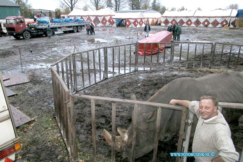 99110707.jpg - -DE DORDTENAAR :Dordrecht:07-11-1999:circus teutenberg over bezet met volk en dieren door gast circus dubbeldam op zijn terrein dordrechtDeze digitale foto blijft eigendom van FOTOPERSBURO BUSINK. Wij hanteren de voorwaarden van het N.V.F. en N.V.J. Gebruik van deze foto impliceert dat u bekend bent  en akkoord gaat met deze voorwaarden bij publicatie.EB/ETIENNE BUSINK