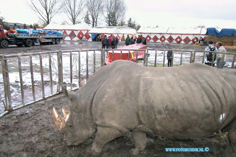 99110708.jpg - -DE DORDTENAAR :Dordrecht:07-11-1999:circus teutenberg over bezet met volk en dieren door gast circus dubbeldam op zijn terrein dordrechtDeze digitale foto blijft eigendom van FOTOPERSBURO BUSINK. Wij hanteren de voorwaarden van het N.V.F. en N.V.J. Gebruik van deze foto impliceert dat u bekend bent  en akkoord gaat met deze voorwaarden bij publicatie.EB/ETIENNE BUSINK