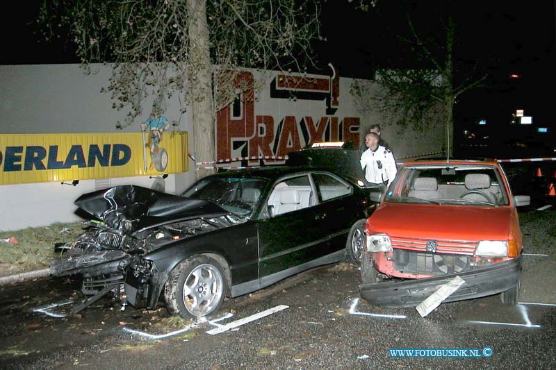 99110714.jpg - DE DORDTENAAR :Dordrecht:07-11-1999:DODELIJK VERKEERSONGEVALDORDRECHT - Een 26 jarige man uit Vlaardingen is zondagmorgen 7 november 1999 rond 06.15 uur om  het leven gekomen bij een verkeersongeval op de Laan der Verenigde Naties. Het slachtoffer zat in een auto, die met hoge snelheid een ander auto inhaalde. In een flauwe bocht raakte de bestuurder de macht over het stuur kwijt en belandde met de auto in de rechter berm. Na in de berm een boom te hebben geraakt caramboleerde de auto weer de rijbaan op en kwam in botsing met de auto die net was ingehaald. De bestuurster van deze auto, een 37 jarige inwoonster van Dordrecht, bleef ongedeerd. Een andere inzittende van de inhalende auto, een 22 jarige man uit Vlaardingen, raakte slechts licht gewond. Hij werd overgebracht naar het ziekenhuis. De politie stelt een onderzoek in, onder andere om te achterhalen wie de auto bestuurde. Beide slachtoffers werden door de politie buiten de auto aangetroffen. Deze digitale foto blijft eigendom van FOTOPERSBURO BUSINK. Wij hanteren de voorwaarden van het N.V.F. en N.V.J. Gebruik van deze foto impliceert dat u bekend bent  en akkoord gaat met deze voorwaarden bij publicatie.EB/ETIENNE BUSINK