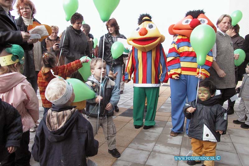 99111004.jpg - DE DORDTENAAR :Dordrecht:10-11-1999:peuter speelzaal geopend de groentjes door voorzitter rene ten oever samen met bert en ernie chico mendesring 817 dordrecht stadspoldersDeze digitale foto blijft eigendom van FOTOPERSBURO BUSINK. Wij hanteren de voorwaarden van het N.V.F. en N.V.J. Gebruik van deze foto impliceert dat u bekend bent  en akkoord gaat met deze voorwaarden bij publicatie.EB/ETIENNE BUSINK