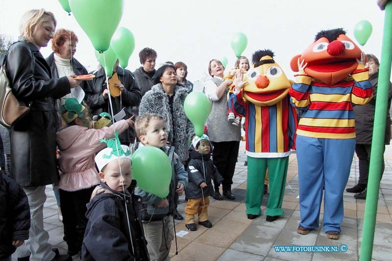 99111006.jpg - DE STEM VAN DORDT :Dordrecht:10-11-1999:peuter speelzaal geopend de groentjes door voorzitter rene ten oever samen met bert en ernie chico mendesring 817 dordrecht stadspoldersDeze digitale foto blijft eigendom van FOTOPERSBURO BUSINK. Wij hanteren de voorwaarden van het N.V.F. en N.V.J. Gebruik van deze foto impliceert dat u bekend bent  en akkoord gaat met deze voorwaarden bij publicatie.EB/ETIENNE BUSINK