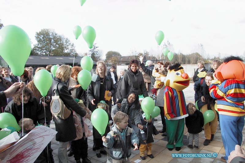 99111007.jpg - DE DORDTENAAR :Dordrecht:10-11-1999:peuter speelzaal geopend de groentjes door voorzitter rene ten oever samen met bert en ernie chico mendesring 817 dordrecht stadspoldersDeze digitale foto blijft eigendom van FOTOPERSBURO BUSINK. Wij hanteren de voorwaarden van het N.V.F. en N.V.J. Gebruik van deze foto impliceert dat u bekend bent  en akkoord gaat met deze voorwaarden bij publicatie.EB/ETIENNE BUSINK