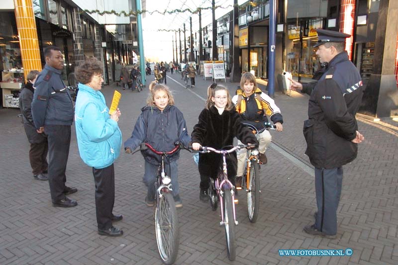 99111101.jpg - DE DORDTENAAR :Dordrecht:11-11-1999:wc bieshof startverkeers aktie tegen fietser in winkel centrum.Deze digitale foto blijft eigendom van FOTOPERSBURO BUSINK. Wij hanteren de voorwaarden van het N.V.F. en N.V.J. Gebruik van deze foto impliceert dat u bekend bent  en akkoord gaat met deze voorwaarden bij publicatie.EB/ETIENNE BUSINK
