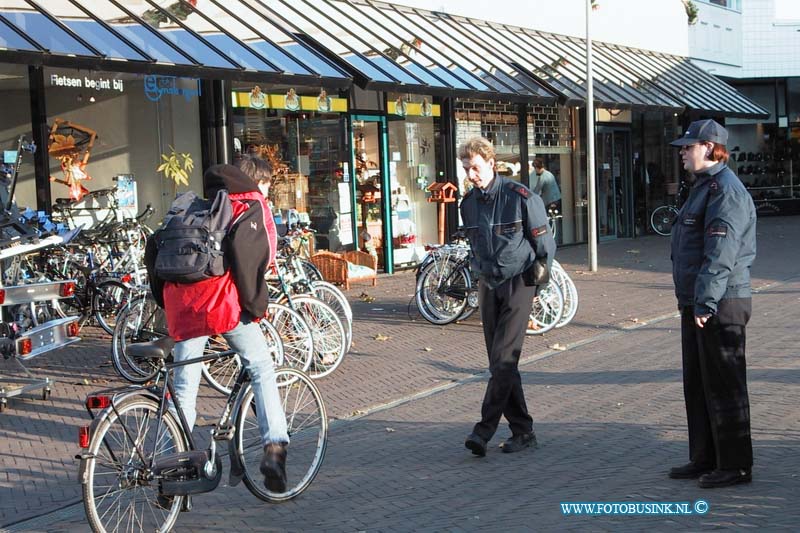 99111103.jpg - DE DORDTENAAR :Dordrecht:11-11-1999:wc bieshof startverkeers aktie tegen fietser in winkel centrum.Deze digitale foto blijft eigendom van FOTOPERSBURO BUSINK. Wij hanteren de voorwaarden van het N.V.F. en N.V.J. Gebruik van deze foto impliceert dat u bekend bent  en akkoord gaat met deze voorwaarden bij publicatie.EB/ETIENNE BUSINK