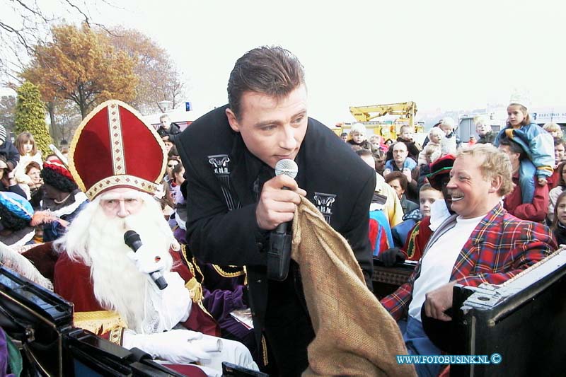 99111301.jpg - DE DORDTENAAR :Zwijndrecht:13-11-1999:aankomst sinterklaas in zwijndrecht op het veerplein en ontvangen door joop en gino teutenberg.Deze digitale foto blijft eigendom van FOTOPERSBURO BUSINK. Wij hanteren de voorwaarden van het N.V.F. en N.V.J. Gebruik van deze foto impliceert dat u bekend bent  en akkoord gaat met deze voorwaarden bij publicatie.EB/ETIENNE BUSINK