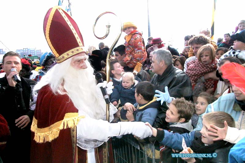 99111303.jpg - DE DORDTENAAR :Zwijndrecht:13-11-1999:aankomst sinterklaas in zwijndrecht op het veerplein en ontvangen door joop en gino teutenberg.Deze digitale foto blijft eigendom van FOTOPERSBURO BUSINK. Wij hanteren de voorwaarden van het N.V.F. en N.V.J. Gebruik van deze foto impliceert dat u bekend bent  en akkoord gaat met deze voorwaarden bij publicatie.EB/ETIENNE BUSINK