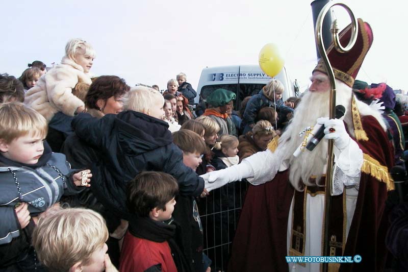 99111305.jpg - DE STEM VAN DORDT :Zwijndrecht:13-11-1999:aankomst sinterklaas in zwijndrecht op het veerplein en ontvangen door joop en gino teutenberg.Deze digitale foto blijft eigendom van FOTOPERSBURO BUSINK. Wij hanteren de voorwaarden van het N.V.F. en N.V.J. Gebruik van deze foto impliceert dat u bekend bent  en akkoord gaat met deze voorwaarden bij publicatie.EB/ETIENNE BUSINK