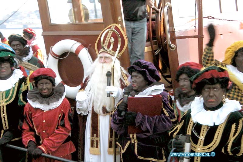 99111306.jpg - DE STEM VAN DORDT :Zwijndrecht:13-11-1999:aankomst sinterklaas in zwijndrecht op het veerplein en ontvangen door joop en gino teutenberg.Deze digitale foto blijft eigendom van FOTOPERSBURO BUSINK. Wij hanteren de voorwaarden van het N.V.F. en N.V.J. Gebruik van deze foto impliceert dat u bekend bent  en akkoord gaat met deze voorwaarden bij publicatie.EB/ETIENNE BUSINK