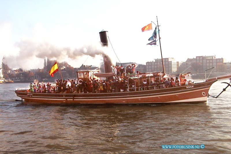 99111307.jpg - DE STEM VAN DORDT :Zwijndrecht:13-11-1999:aankomst sinterklaas in zwijndrecht op het veerplein en ontvangen door joop en gino teutenberg.Deze digitale foto blijft eigendom van FOTOPERSBURO BUSINK. Wij hanteren de voorwaarden van het N.V.F. en N.V.J. Gebruik van deze foto impliceert dat u bekend bent  en akkoord gaat met deze voorwaarden bij publicatie.EB/ETIENNE BUSINK