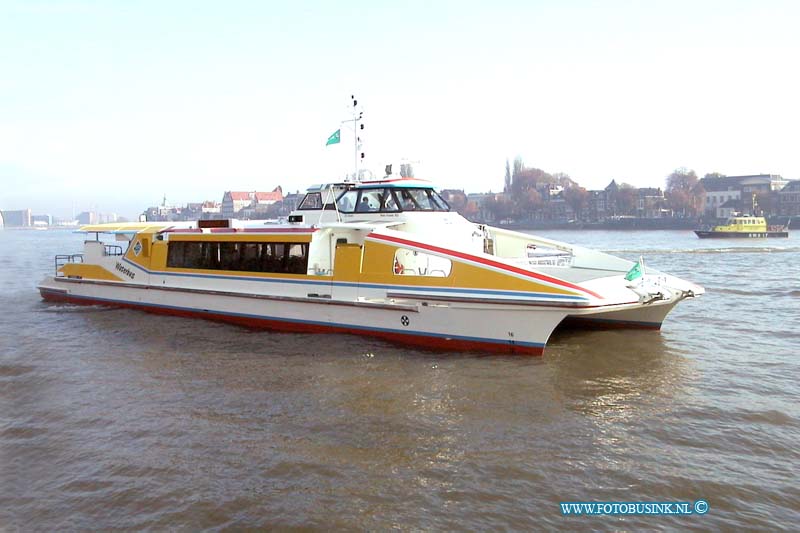 99111308.jpg - NETWERK/STADSVERVOER :Zwijndrecht:13-11-1999:een water bus van stadsvervoer op de oude maasDeze digitale foto blijft eigendom van FOTOPERSBURO BUSINK. Wij hanteren de voorwaarden van het N.V.F. en N.V.J. Gebruik van deze foto impliceert dat u bekend bent  en akkoord gaat met deze voorwaarden bij publicatie.EB/ETIENNE BUSINK