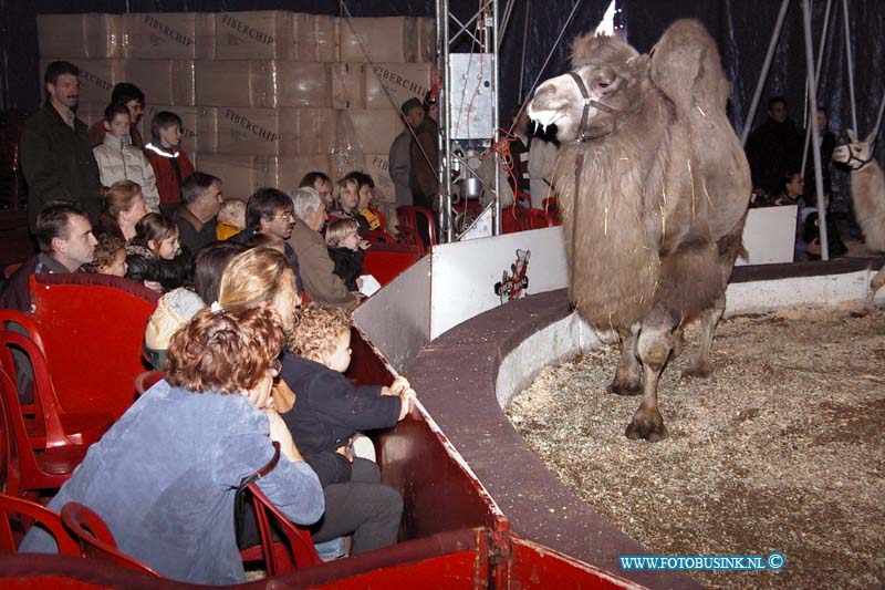 99111401.jpg - DE DORDTENAAR :Dordrecht:14-11-1999:circus royal sikkelstraat dubbeldam dierentuindag bezoekers kunnen de dieren bezichtingen van het wintercircusDeze digitale foto blijft eigendom van FOTOPERSBURO BUSINK. Wij hanteren de voorwaarden van het N.V.F. en N.V.J. Gebruik van deze foto impliceert dat u bekend bent  en akkoord gaat met deze voorwaarden bij publicatie.EB/ETIENNE BUSINK