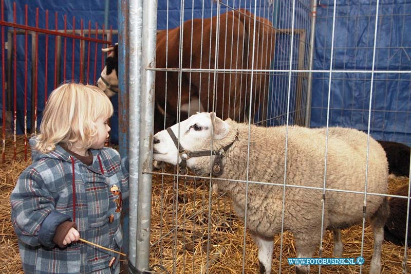 99111402.jpg - DE DORDTENAAR :Dordrecht:14-11-1999:circus royal sikkelstraat dubbeldam dierentuindag bezoekers kunnen de dieren bezichtingen van het wintercircusDeze digitale foto blijft eigendom van FOTOPERSBURO BUSINK. Wij hanteren de voorwaarden van het N.V.F. en N.V.J. Gebruik van deze foto impliceert dat u bekend bent  en akkoord gaat met deze voorwaarden bij publicatie.EB/ETIENNE BUSINK