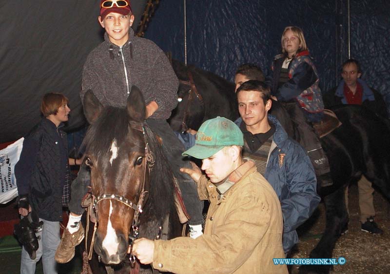 99111403.jpg - DE DORDTENAAR :Dordrecht:14-11-1999:circus royal sikkelstraat dubbeldam dierentuindag bezoekers kunnen de dieren bezichtingen van het wintercircusDeze digitale foto blijft eigendom van FOTOPERSBURO BUSINK. Wij hanteren de voorwaarden van het N.V.F. en N.V.J. Gebruik van deze foto impliceert dat u bekend bent  en akkoord gaat met deze voorwaarden bij publicatie.EB/ETIENNE BUSINK