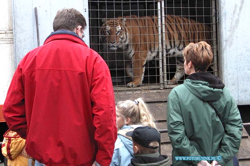 99111404.jpg - DE DORDTENAAR :Dordrecht:14-11-1999:circus royal sikkelstraat dubbeldam dierentuindag bezoekers kunnen de dieren bezichtingen van het wintercircusDeze digitale foto blijft eigendom van FOTOPERSBURO BUSINK. Wij hanteren de voorwaarden van het N.V.F. en N.V.J. Gebruik van deze foto impliceert dat u bekend bent  en akkoord gaat met deze voorwaarden bij publicatie.EB/ETIENNE BUSINK