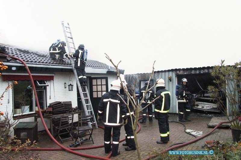 99111409.jpg - DE DORDTENAAR :Schelluinen:14-11-1999:SCHUUR BRANDT UITGORINCHEM - Een schuur bij een woning aan de Parallelweg is zondagmorgen 14 november totaal uitgebrand. Door onbekende oorzaak vatte de schuur met daarin onder andere twee antieke auto's, een motorfiets vlam.  Al snel sloeg het vuur onder de dakpannen van de bijkeuken van de woning. De brandweer had het vuur snel onder controle, maar kon niet voorkomen dat de schuur volledig in de as werd gelegd. Ook de bijkeuken van de woning raakte flink beschadigd, met name door waterschade. Uit de woning kon politie en brandweer nog twee poezen en een hond redden. De brandweer haalde uit de brandende schuur een kooi met twee kaketoes, waarvan er een overleden was en een ander geschroeid was aan de rug. De dierenambulance heeft zich over de levende vogel ontfermd. In de schuur stond nog een kooi met een kaketoe. Ook deze vogel heeft de brand niet overleefd. De technische recherche zal maandag onderzoeken wat de oorzaak van de brand was.Deze digitale foto blijft eigendom van FOTOPERSBURO BUSINK. Wij hanteren de voorwaarden van het N.V.F. en N.V.J. Gebruik van deze foto impliceert dat u bekend bent  en akkoord gaat met deze voorwaarden bij publicatie.EB/ETIENNE BUSINK