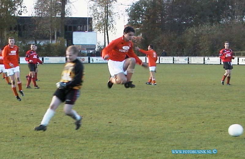 99111414.jpg - HET KONTAKT:Alblasserdam:14-11-1999:voetbalwestrijd sportpark souburgh alblasserdam westrijd alblaserdam/stadspoldersDeze digitale foto blijft eigendom van FOTOPERSBURO BUSINK. Wij hanteren de voorwaarden van het N.V.F. en N.V.J. Gebruik van deze foto impliceert dat u bekend bent  en akkoord gaat met deze voorwaarden bij publicatie.EB/ETIENNE BUSINK