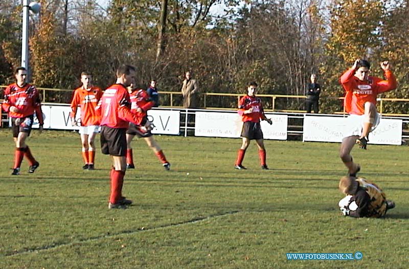 99111415.jpg - HET KONTAKT:Alblasserdam:14-11-1999:voetbalwestrijd sportpark souburgh alblasserdam westrijd alblaserdam/stadspoldersDeze digitale foto blijft eigendom van FOTOPERSBURO BUSINK. Wij hanteren de voorwaarden van het N.V.F. en N.V.J. Gebruik van deze foto impliceert dat u bekend bent  en akkoord gaat met deze voorwaarden bij publicatie.EB/ETIENNE BUSINK