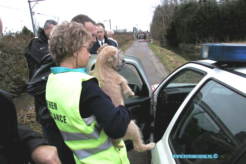 99111418.jpg - HET KONTACT :Schelluinen:14-11-1999:SCHUUR BRANDT UITGORINCHEM - Een schuur bij een woning aan de Parallelweg is zondagmorgen 14 november totaal uitgebrand. Door onbekende oorzaak vatte de schuur met daarin onder andere twee antieke auto's, een motorfiets vlam.  Al snel sloeg het vuur onder de dakpannen van de bijkeuken van de woning. De brandweer had het vuur snel onder controle, maar kon niet voorkomen dat de schuur volledig in de as werd gelegd. Ook de bijkeuken van de woning raakte flink beschadigd, met name door waterschade. Uit de woning kon politie en brandweer nog twee poezen en een hond redden. De brandweer haalde uit de brandende schuur een kooi met twee kaketoes, waarvan er een overleden was en een ander geschroeid was aan de rug. De dierenambulance heeft zich over de levende vogel ontfermd. In de schuur stond nog een kooi met een kaketoe. Ook deze vogel heeft de brand niet overleefd. De technische recherche zal maandag onderzoeken wat de oorzaak van de brand was.Deze digitale foto blijft eigendom van FOTOPERSBURO BUSINK. Wij hanteren de voorwaarden van het N.V.F. en N.V.J. Gebruik van deze foto impliceert dat u bekend bent  en akkoord gaat met deze voorwaarden bij publicatie.EB/ETIENNE BUSINK