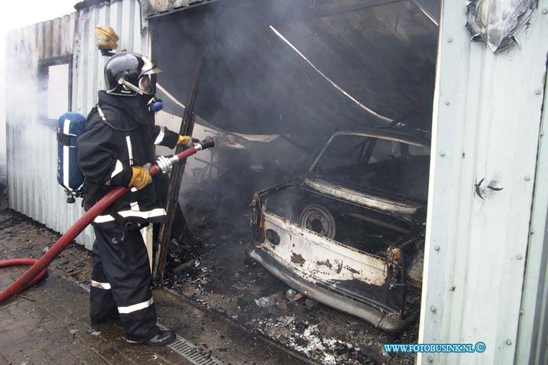 99111419.jpg - DE GORCUMSE COURANT :Schelluinen:14-11-1999:SCHUUR BRANDT UITGORINCHEM - Een schuur bij een woning aan de Parallelweg is zondagmorgen 14 november totaal uitgebrand. Door onbekende oorzaak vatte de schuur met daarin onder andere twee antieke auto's, een motorfiets vlam.  Al snel sloeg het vuur onder de dakpannen van de bijkeuken van de woning. De brandweer had het vuur snel onder controle, maar kon niet voorkomen dat de schuur volledig in de as werd gelegd. Ook de bijkeuken van de woning raakte flink beschadigd, met name door waterschade. Uit de woning kon politie en brandweer nog twee poezen en een hond redden. De brandweer haalde uit de brandende schuur een kooi met twee kaketoes, waarvan er een overleden was en een ander geschroeid was aan de rug. De dierenambulance heeft zich over de levende vogel ontfermd. In de schuur stond nog een kooi met een kaketoe. Ook deze vogel heeft de brand niet overleefd. De technische recherche zal maandag onderzoeken wat de oorzaak van de brand was.Deze digitale foto blijft eigendom van FOTOPERSBURO BUSINK. Wij hanteren de voorwaarden van het N.V.F. en N.V.J. Gebruik van deze foto impliceert dat u bekend bent  en akkoord gaat met deze voorwaarden bij publicatie.EB/ETIENNE BUSINK