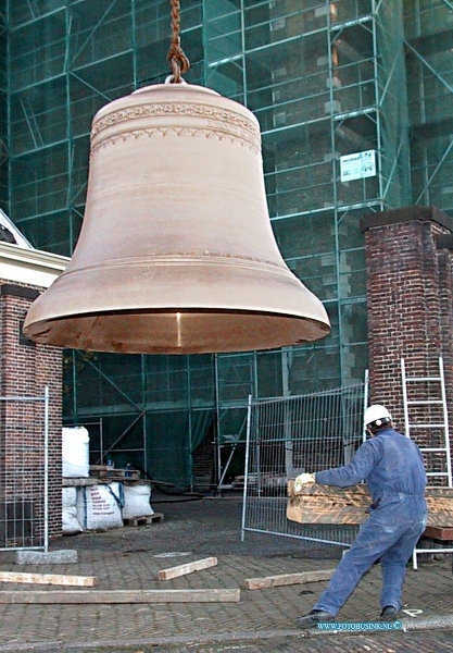 99111506.jpg - WFA :Dordrecht:15-11-1999:de grooste beiaard van europa wordt in de grote kerk toren van dordrecht gehessen. de kloken moeten het neiuwe millinium in weiden tijdens oud en nieuw.Deze digitale foto blijft eigendom van FOTOPERSBURO BUSINK. Wij hanteren de voorwaarden van het N.V.F. en N.V.J. Gebruik van deze foto impliceert dat u bekend bent  en akkoord gaat met deze voorwaarden bij publicatie.EB/ETIENNE BUSINK