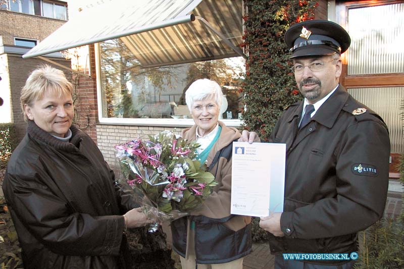 99111507.jpg - DE STEM VAN DORDT:Zwijndrrecht: 15-11-1999uitrijking politie certificaat veilig wonen voor de eerste huurwoning in zwijndrecht baljuwweg 25Deze digitale foto blijft eigendom van FOTOPERSBURO BUSINK. Wij hanteren de voorwaarden van het N.V.F. en N.V.J. Gebruik van deze foto impliceert dat u bekend bent  en akkoord gaat met deze voorwaarden bij publicatie.EB/ETIENNE BUSINK