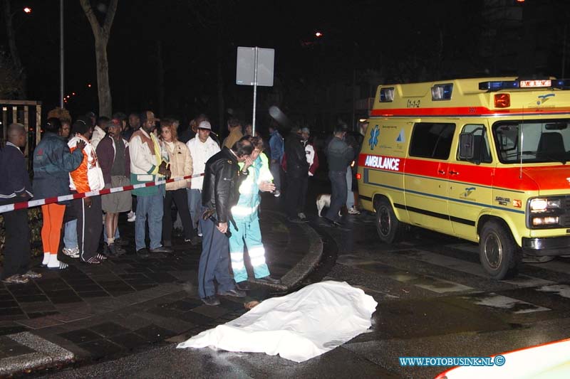 99111601.jpg - DE DORDTENAAR :Dordrecht:16-11-1999:1 dode uit auto gegooid jacop maristraat dordrecht met diverse schoten gedood.Deze digitale foto blijft eigendom van FOTOPERSBURO BUSINK. Wij hanteren de voorwaarden van het N.V.F. en N.V.J. Gebruik van deze foto impliceert dat u bekend bent  en akkoord gaat met deze voorwaarden bij publicatie.EB/ETIENNE BUSINK