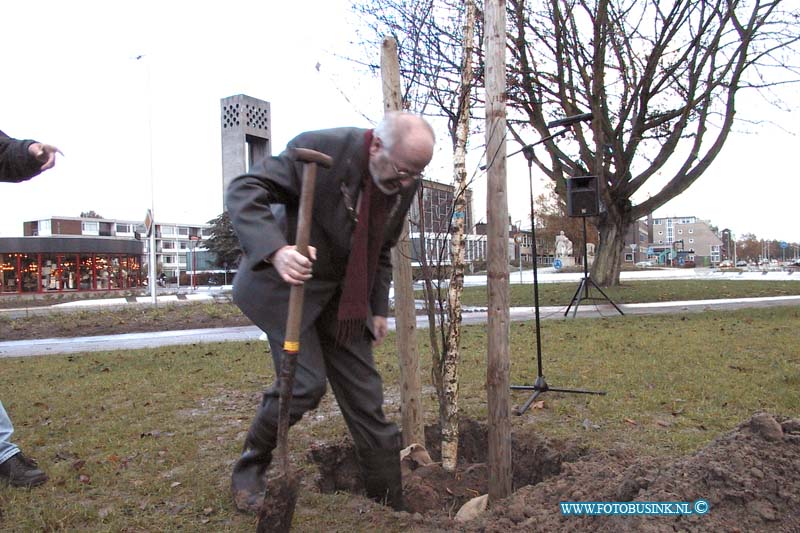 99111709.jpg - DE STEM VAN DORDT :Zwijndrecht:17-11-1999:ingebruik namen rotonde burgermeester janssenlaan / koninginnenweg door middel van boom planting van b8rgermeester corperaal.Deze digitale foto blijft eigendom van FOTOPERSBURO BUSINK. Wij hanteren de voorwaarden van het N.V.F. en N.V.J. Gebruik van deze foto impliceert dat u bekend bent  en akkoord gaat met deze voorwaarden bij publicatie.EB/ETIENNE BUSINK