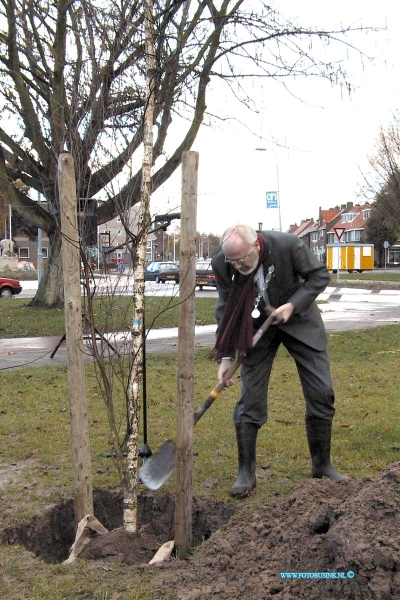 99111710.jpg - DE STEM VAN DORDT :Zwijndrecht:17-11-1999:ingebruik namen rotonde burgermeester janssenlaan / koninginnenweg door middel van boom planting van b8rgermeester corperaal.Deze digitale foto blijft eigendom van FOTOPERSBURO BUSINK. Wij hanteren de voorwaarden van het N.V.F. en N.V.J. Gebruik van deze foto impliceert dat u bekend bent  en akkoord gaat met deze voorwaarden bij publicatie.EB/ETIENNE BUSINK