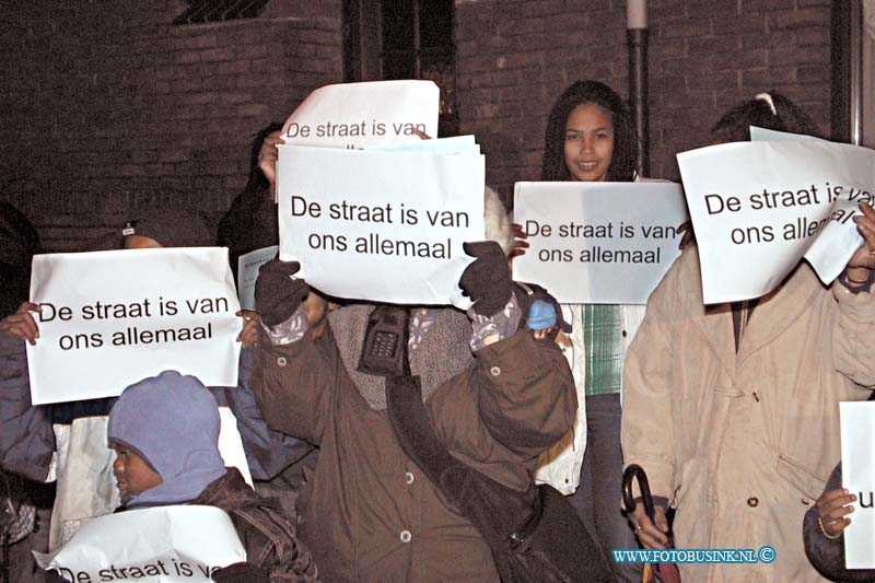 99111716.jpg - DE STEM VAN DORDT :Dordrecht:17-11-1999:stille tocht na schietpartij met dode in de wijk krispijn dodrecht een antiliaanse vrouw kan haar emotiesche niet meer te baas.Deze digitale foto blijft eigendom van FOTOPERSBURO BUSINK. Wij hanteren de voorwaarden van het N.V.F. en N.V.J. Gebruik van deze foto impliceert dat u bekend bent  en akkoord gaat met deze voorwaarden bij publicatie.EB/ETIENNE BUSINK