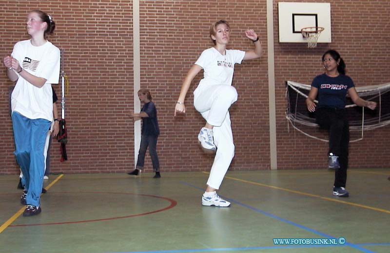 99111803.jpg - DE STEM VAN DORDT :Dordrcht:18-11-1999: titus brandmacollege streetdance lessen ivm ckv 1 aktie dordrecht karrel lotywegDeze digitale foto blijft eigendom van FOTOPERSBURO BUSINK. Wij hanteren de voorwaarden van het N.V.F. en N.V.J. Gebruik van deze foto impliceert dat u bekend bent  en akkoord gaat met deze voorwaarden bij publicatie.EB/ETIENNE BUSINK