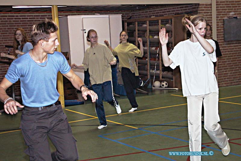 99111804.jpg - DE STEM VAN DORDT :Dordrcht:18-11-1999: titus brandmacollege streetdance lessen ivm ckv 1 aktie dordrecht karrel lotywegDeze digitale foto blijft eigendom van FOTOPERSBURO BUSINK. Wij hanteren de voorwaarden van het N.V.F. en N.V.J. Gebruik van deze foto impliceert dat u bekend bent  en akkoord gaat met deze voorwaarden bij publicatie.EB/ETIENNE BUSINK