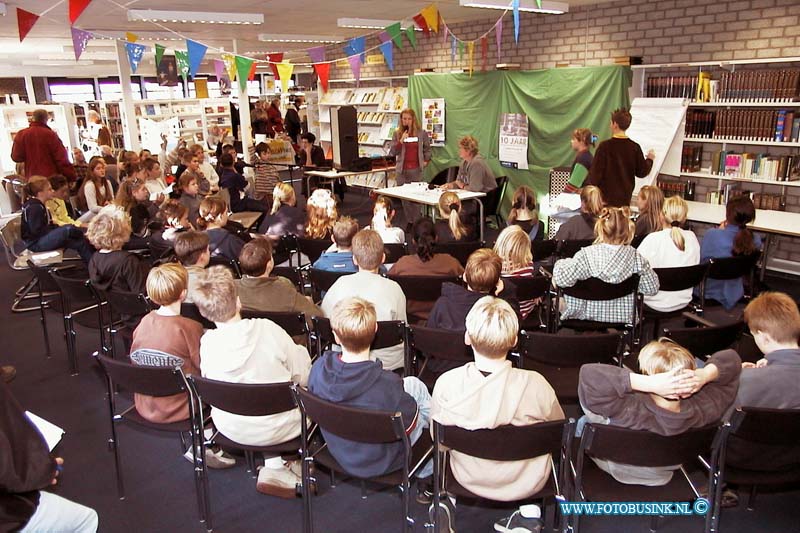 99111911.jpg - DE STEM VAN DORDT :Zwijndrecht:19-11-1999:bibiotheek wc walburg zwijndrecht gesprek met school jeugt over wat zou ik doen als ik de baas van zwijndrecht zou zijnDeze digitale foto blijft eigendom van FOTOPERSBURO BUSINK. Wij hanteren de voorwaarden van het N.V.F. en N.V.J. Gebruik van deze foto impliceert dat u bekend bent  en akkoord gaat met deze voorwaarden bij publicatie.EB/ETIENNE BUSINK