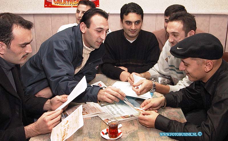 99112201.jpg - DE DORDTENAAR :Dordrecht:22-11-1999:parivjota turks theehuis jongener praten voor 30 jaar turken in dordrecht en wat in 2000.Deze digitale foto blijft eigendom van FOTOPERSBURO BUSINK. Wij hanteren de voorwaarden van het N.V.F. en N.V.J. Gebruik van deze foto impliceert dat u bekend bent  en akkoord gaat met deze voorwaarden bij publicatie.EB/ETIENNE BUSINK