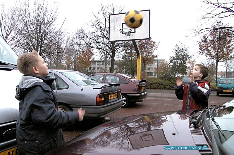 99112403.jpg - DE DORDTENAAR :Dordrecht:24-11-1999:kinderen kun niet op speel plein spelen omdat er ook auto's mogen parkeren paullusplein dordrechtDeze digitale foto blijft eigendom van FOTOPERSBURO BUSINK. Wij hanteren de voorwaarden van het N.V.F. en N.V.J. Gebruik van deze foto impliceert dat u bekend bent  en akkoord gaat met deze voorwaarden bij publicatie.EB/ETIENNE BUSINK