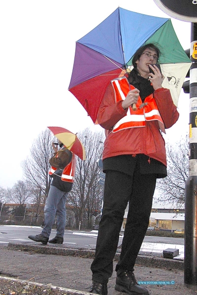 99112504.jpg - DE DORDTENAAR :Dordrecht:25-11-1999:dordrecht verkeers tellers op de merwedestraat afrit rondweg nemen eerste 4 cijfers of letters van het kenteken op cassetebandjes voor verkkeers onderzoek gevaarlijke stoffen rondweg n3Deze digitale foto blijft eigendom van FOTOPERSBURO BUSINK. Wij hanteren de voorwaarden van het N.V.F. en N.V.J. Gebruik van deze foto impliceert dat u bekend bent  en akkoord gaat met deze voorwaarden bij publicatie.EB/ETIENNE BUSINK